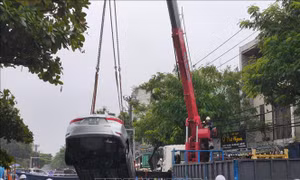 Xuất hiện 'hố tử thần' giữa trung tâm Đà Nẵng, nhiều ô tô bị 'nuốt chửng'