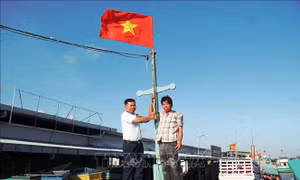 Vùng Cảnh sát biển 4 đồng hành với ngư dân