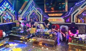 Bắt quả tang 11 người đang phê ma túy trong quán karaoke