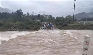 Tìm kiếm người phụ nữ bị lũ cuốn trôi khi băng qua ngầm tràn ngập sâu