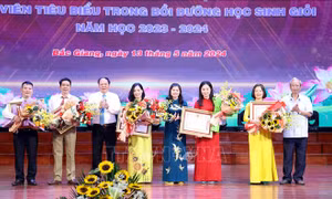 Bắc Giang: Trao tặng danh hiệu Nhà giáo Ưu tú và tuyên dương học sinh giỏi