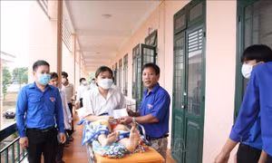 Một thí sinh nằm cáng, đến điểm thi bằng xe cứu thương