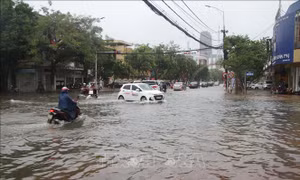 Mưa to gây ngập cục bộ nhiều tuyến đường ở thành phố Hà Tĩnh