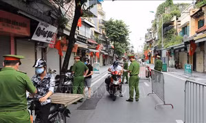 Hà Nội: Siết chặt kiểm tra, xử lý nhiều trường hợp ra khỏi nhà khi không cần thiết