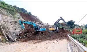 Sạt lở hàng nghìn m3 đất tại tuyến đường tránh thành phố Sơn La