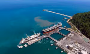 Huy động nguồn lực đầu tư hoàn thiện các bến và đê chắn sóng cảng Chân Mây