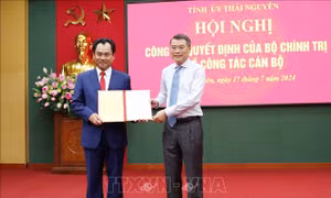 Trao Quyết định chuẩn y ông Trịnh Việt Hùng giữ chức Bí thư Tỉnh ủy Thái Nguyên
