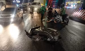 Bình Dương: Nhiều người đi xe máy bị ngã vì xe chở dầu rò rỉ chảy ra đường