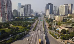 Hà Nội: Điều chỉnh phân làn phương tiện giao thông trên đường Phạm Văn Đồng