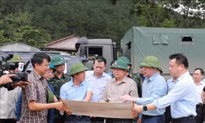 Phó Thủ tướng Chính phủ Hồ Quốc Dũng kiểm tra công tác khắc phục hậu quả mưa lũ tại Mường Than