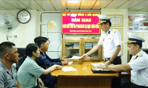 Vùng 4 Hải quân: Đưa 5 ngư dân bị nạn vào đất liền