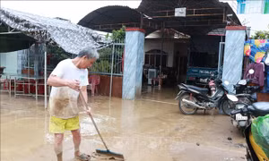 Khánh Hòa: Người dân khẩn trương dọn dẹp, ổn định cuộc sống sau lũ