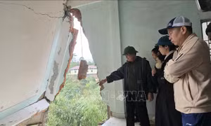 Thứ trưởng Võ Văn Hưng kiểm tra việc khắc phục hậu quả mưa lũ tại Quảng Trị