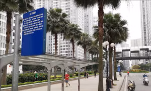Người dân ngóng nhà chờ xe buýt