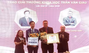 Trao Giải thưởng khoa học Trần Văn Giàu cho 2 giảng viên Trường Đại học An Giang