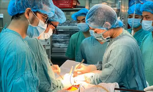 Ngã từ giàn giáo, nam thanh niên bị thanh sắt đâm thủng phổi