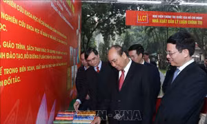 Thủ tướng thăm Triển lãm Sách kỷ niệm 90 năm Ngày thành lập Đảng