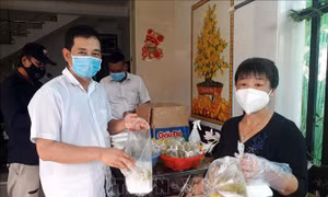Cặp vợ chồng 'nổi lửa' nấu cơm hỗ trợ người dân đang cách ly tập trung