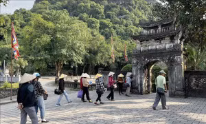 Cần xử lý triệt để nạn chèo kéo du khách tại Di tích Cố đô Hoa Lư