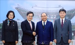 Chủ tịch nước Nguyễn Xuân Phúc thăm tỉnh Gyeonggi, Hàn Quốc