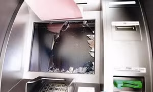 Nhiều màn hình cây ATM tại Bình Dương bị đập vỡ tan nát