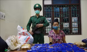Phát hiện đối tượng nữ 'ngụy trang' 12.000 viên ma túy tổng hợp trong bao gạo