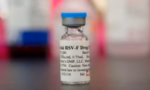 Mỹ cân nhắc sử dụng vaccine ngừa virus hợp bào hô hấp cho người lớn tuổi