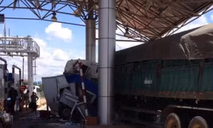 Quảng Bình: Xe container hỏng, trôi vào bốt gác khiến một Trung tá Biên phòng tử vong