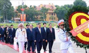 Kỷ niệm 136 năm Ngày sinh Chủ tịch Hồ Chí Minh: Lãnh đạo Đảng, Nhà nước vào Lăng viếng Bác