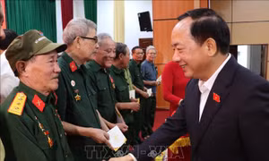 Trưởng Ban Tuyên giáo và Dân vận Trung ương tặng quà các gia đình chính sách tại Tuyên Quang