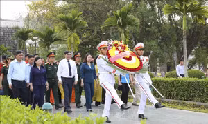 Quyền Chủ tịch nước Võ Thị Ánh Xuân thăm, tặng quà chiến sĩ Điện Biên