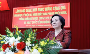 Phó Thủ tướng Phạm Thị Thanh Trà thăm, tặng quà tại tỉnh Lào Cai