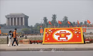 Phố phường Hà Nội đỏ rực màu cờ chào mừng Đại hội Đảng