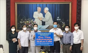Trao tặng khẩu trang y tế và kinh phí xây dựng nhà Đại đoàn kết tại Kon Tum