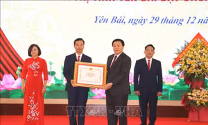 Đồng chí Nguyễn Xuân Thắng trao bằng công nhận Trường Chính trị tỉnh Yên Bái đạt chuẩn mức 1
