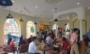 Đường sắt khai thác phòng đợi tàu kiêm điểm dịch vụ cà phê tại ga Long Biên