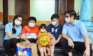 Hỗ trợ trẻ em khó khăn do dịch COVID-19 bằng nhiều hoạt động thiết thực