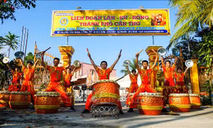 Đoàn lân sư rồng nữ 'vang danh' ở Đồng bằng sông Cửu Long