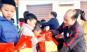 Tiếp thêm động lực giúp trẻ em và đối tượng yếu thế vượt qua khó khăn