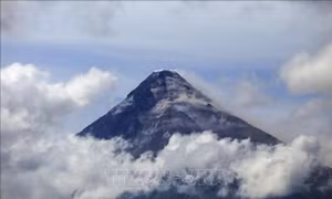 Philippines: Hàng trăm người nhiễm nhiều bệnh sau khi sơ tán do núi lửa Mayon phun trào