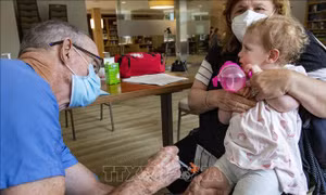 Tổng thống Trump ký sắc lệnh thay đổi khuyến nghị tiêm vaccine cho trẻ em