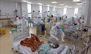 Giải pháp cho 'làn sóng' nhân viên y tế nghỉ việc hàng loạt - Bài 1: Những hệ lụy