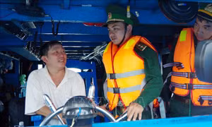 Người lính trẻ làm 'phao cứu sinh' trên biển