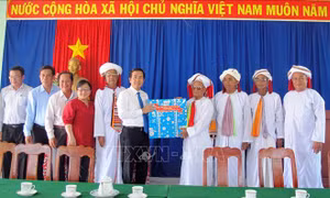 Ninh Thuận: Giúp đồng bào Chăm vui đón tết Ramưvan vui tươi, an toàn và tiết kiệm