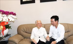 Đồng chí Võ Văn Thưởng thăm Anh hùng Lao động, Thầy thuốc Nhân dân Đoàn Thúy Ba