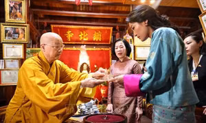 Phu nhân Chủ tịch nước và Hoàng hậu Bhutan thăm chùa Trấn Quốc