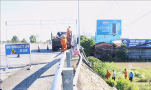 Áp dụng biện pháp rào chắn bảo vệ hành lang an toàn các cầu trên Quốc lộ 61