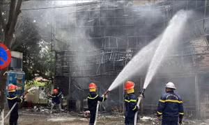 Hà Nội: Dập tắt đám cháy cửa hàng bán máy tính 