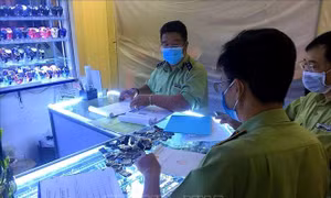 Kiểm tra chợ Bến Thành và Saigon Square, tạm giữ 1.500 sản phẩm giả nhãn hiệu 