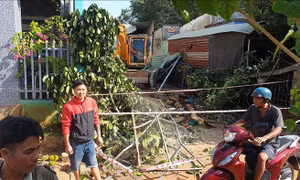 Điều tra vụ việc dùng xe cuốc phá sập 2 nhà dân